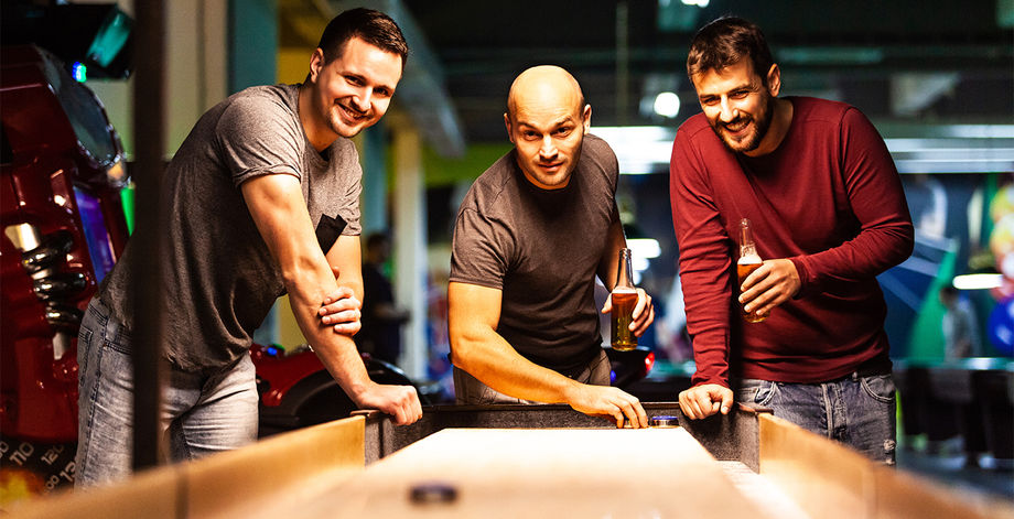 Marriott-Bonvoy-air-hockey-play Marriott-Bonvoy-air-hockey-play