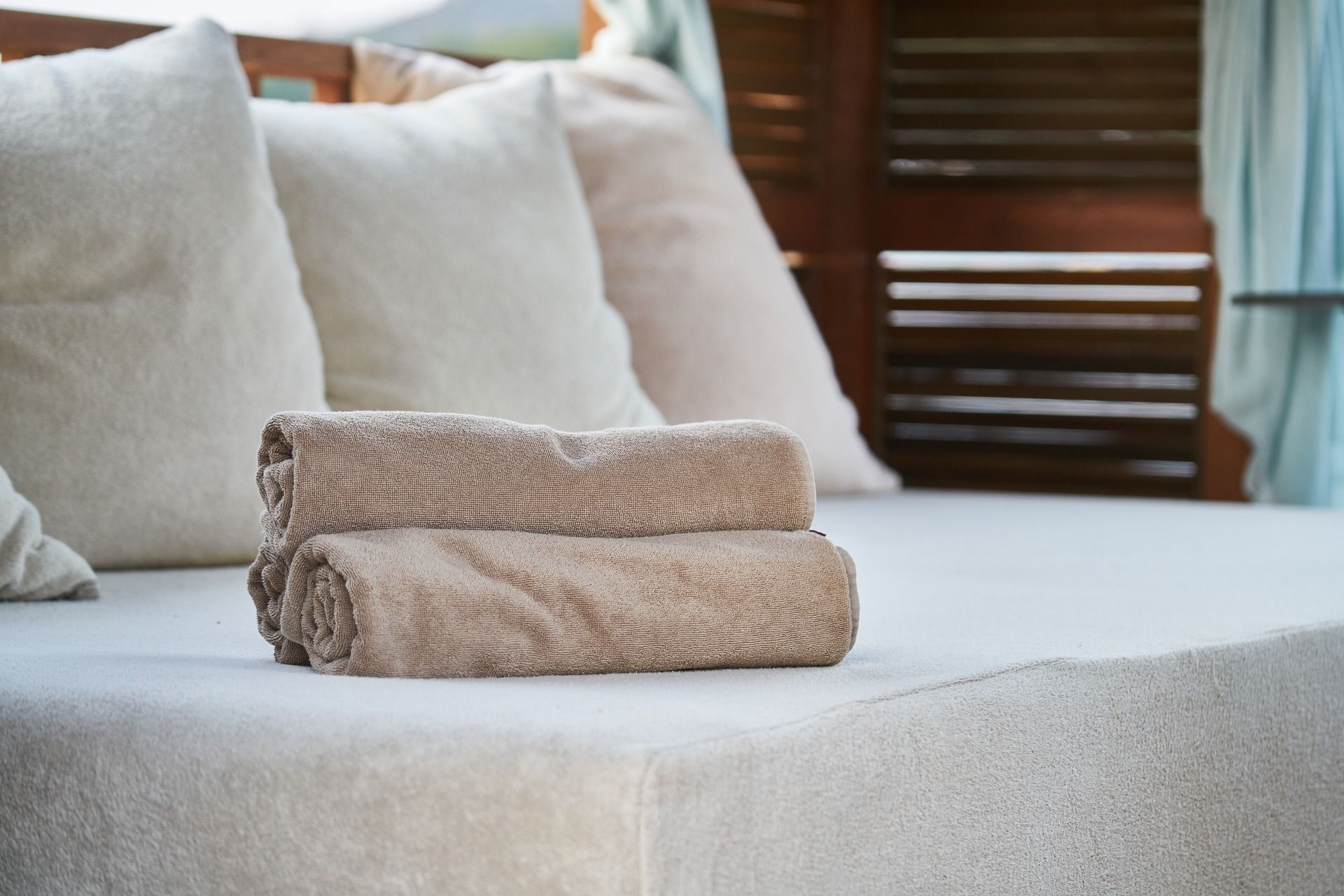 bed hotel towels
