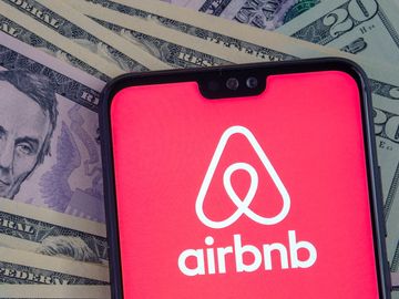 alt = ' airbnb - q2 - 2022 -业绩的Title =“airbnb q2 - 2022收益”