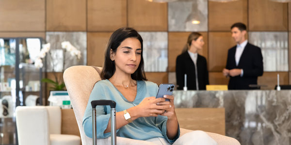 woman-hotel-phone-review