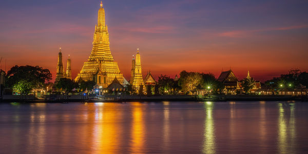 wat-arun-temple-bangkok-thailand-evening