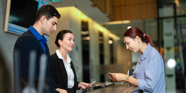 checking-in-hotel-front-desk
