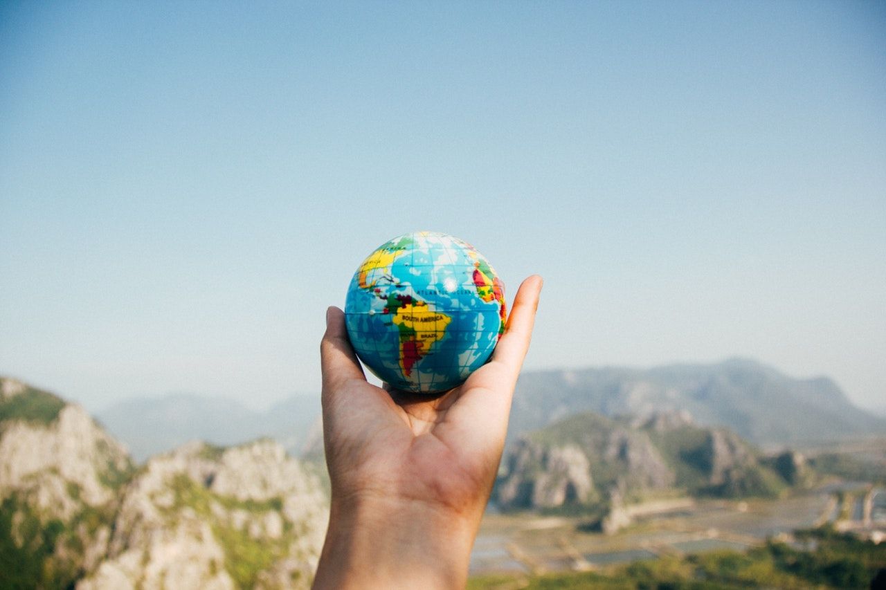 globe-hand