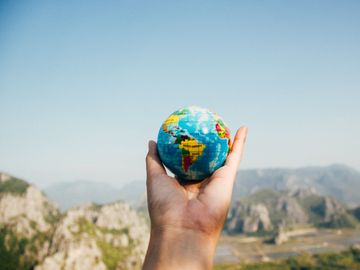globe-hand globe-hand