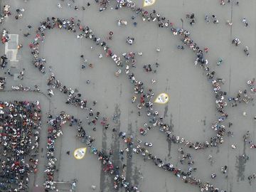 iQueue: a mobile service to help travellers that hate queuing