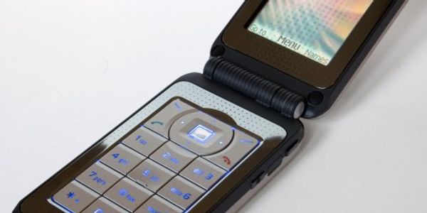 Survey: What do people do with their smartphones when travelling?