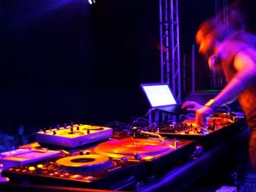 Last night a DJ saved my... hotel?