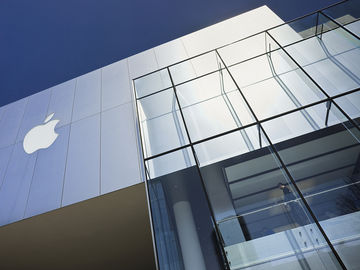 Apple's share of mobile market now over 33%; RIM drops under 10%