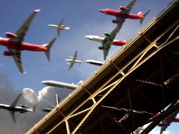 270 minutes of airport landings in 25 seconds [VIDEO]