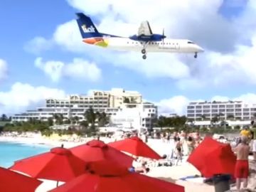 Geek alert - heavenly descents or top 10 airport approaches [VIDEO]