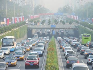 Beijing authorities wade in to regulate taxi rental companies