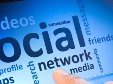 Delta links with LinkedIn, Momondo uses compass for friendly flight searches, and more...