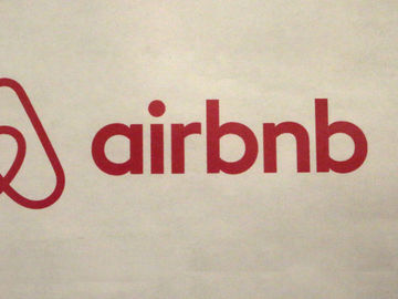 Are Airbnb's user reviews to be trusted?