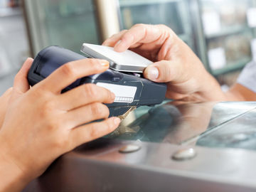 Do digital payments affect tipped wages in hospitality?