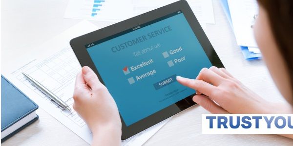 How do consumers want to read travel reviews?
