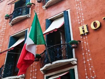 Snapshot on European independent hotel bookings [INFOGRAPHIC]