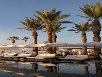Hilton inks deal with Amazon as part of guest loyalty shift