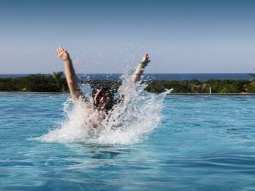 Web hotel reviews overwhelmingly from those sharing the love
