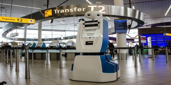 KLM robot successfully guides passengers around airport