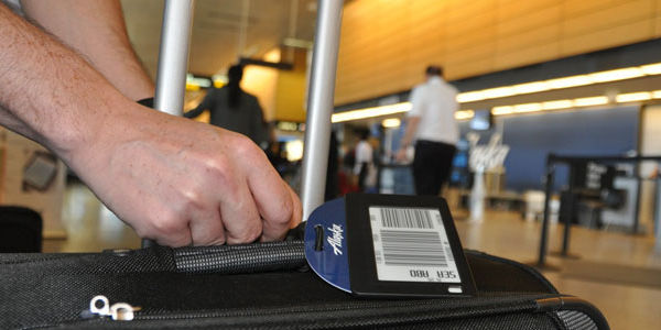 Alaska Air tests electronic bag tags to prevent lost luggage