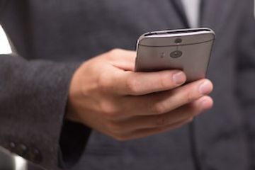 Survey: Frequent Flyers More Likely to Book Flights on Their Phones