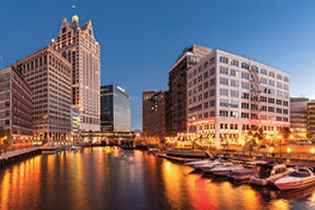 Milwaukees RiverWalk waterfront