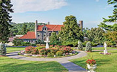 The beautiful grounds at
Tarrytown House Estate
and Conference Center
are a great backdrop for
supporting elevated thoughts
and teambuilding events