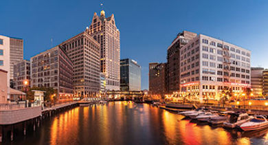 Milwaukees RiverWalk waterfront