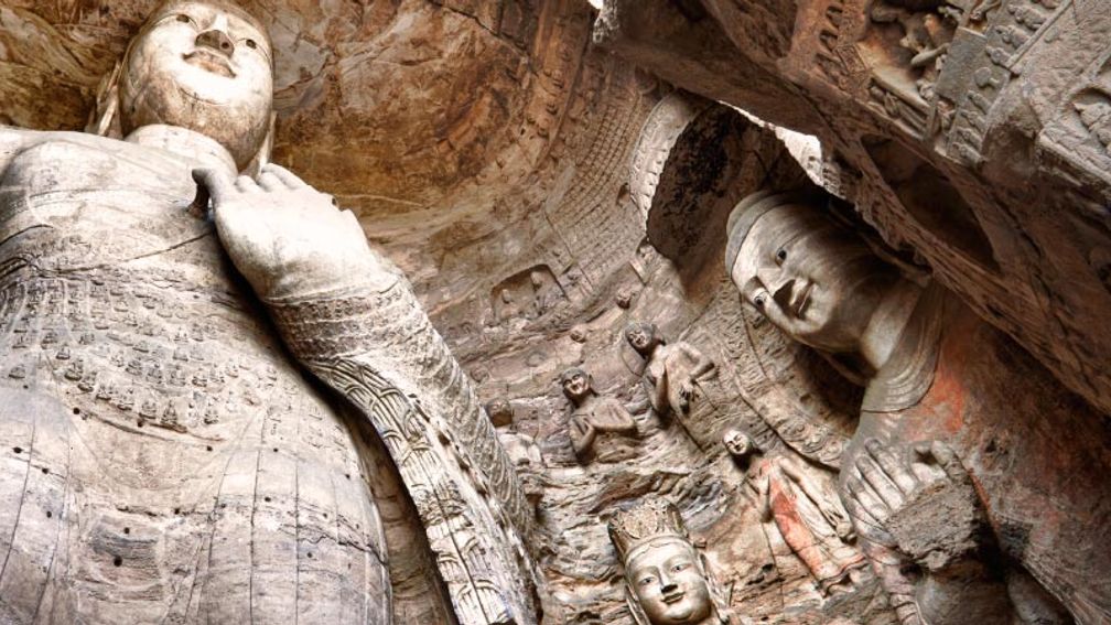 Yungang Grottoes features more than 51,000 stone statues.  // © 2016 fototrav 2