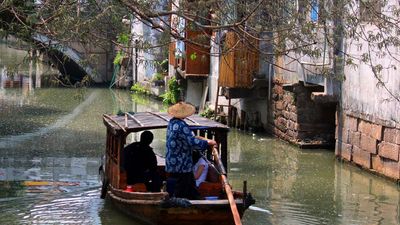 Instead of walking down Pingjiang Road, visitors can take a ride along the canal. // © 2016 iStock 2