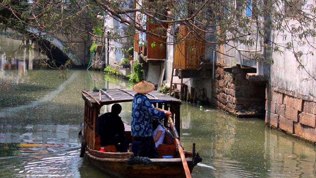 Instead of walking down Pingjiang Road, visitors can take a ride along the canal. // © 2016 iStock 2