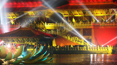 Millennium City Park’s nightly live performance pays tribute to the Song Dynasty. // © 2016 Henan Tourism 2