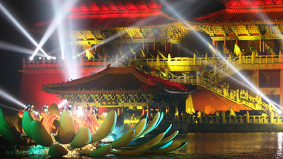 Millennium City Park’s nightly live performance pays tribute to the Song Dynasty. // © 2016 Henan Tourism 2