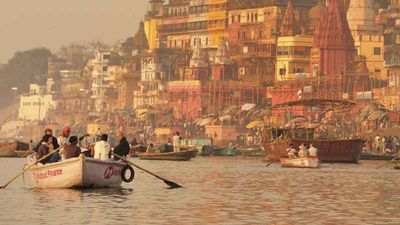 Varanasi is one of India’s oldest pilgrimage sites. // © 2014 Thinkstock/antialiasing 3