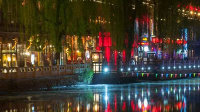 At night, Hou Hai Lake becomes a center of Beijing’s nightlife. // © 2014 Mark Edward Harris