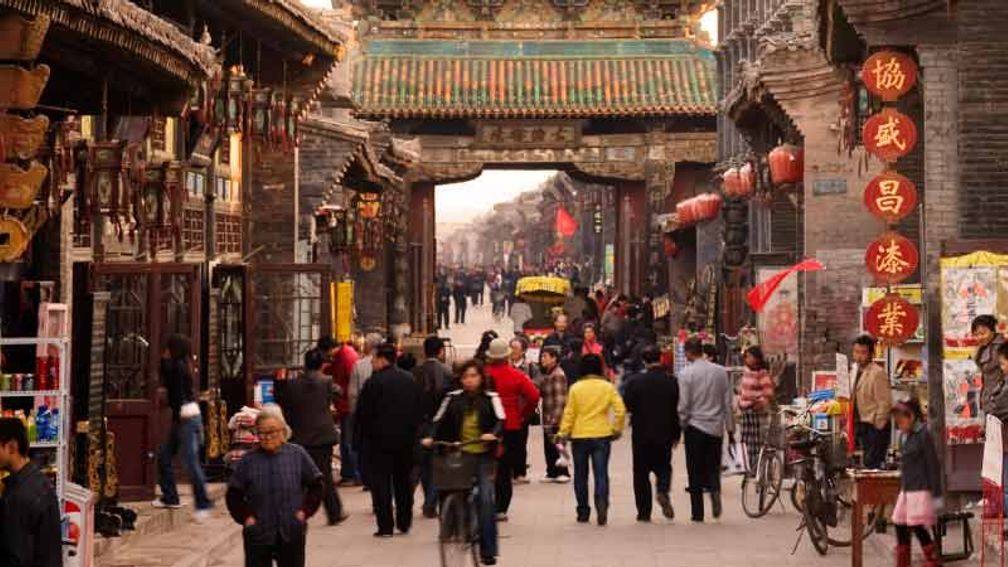 Visitors can shop for souvenirs and lacquerware. // © 2014 Thinkstock/ TopPhotoCorporation 2