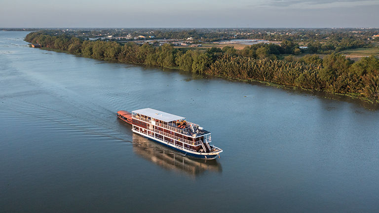 The river cruise takes place onboard the Toum Tioull.