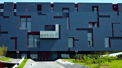 The Guangdong Museum’s exterior was designed to resemble a traditional wooden treasure box. // © Huang Qing / Guangdong Museum F
