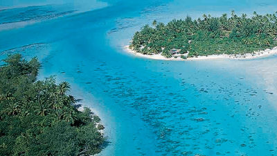 Both Hawaii and the French Polynesia have landscapes that feature white-sand beaches, swimmable oceans, greencapped mountains and hints of Polynesian culture. // © 2016 Tahiti Tourisme