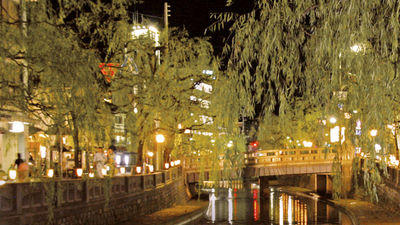 In addition to traditional architecture, the town of Kinosaki in Japan's Hyogo Prefectural offers scenic riverside walkways. // © 2014 Hyogo Prefectural Government