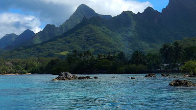 Moorea’s mountains overlook Haapiti Lagoon. // © 2016 Shane Nelson