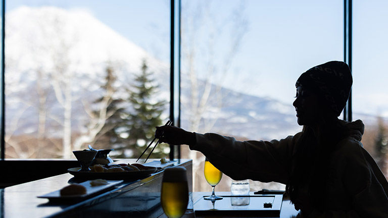 Suggest that clients make restaurant reservations in advance, especially in peak season and at popular eateries.