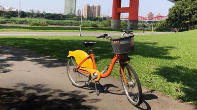 Bike along Keelung River.