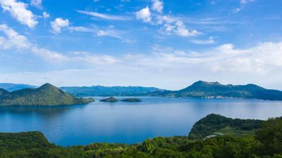 Travelers can immerse themselves in the volcanic landscape of Lake Toya, accessible by snowshoeing in winter and hiking in summer.