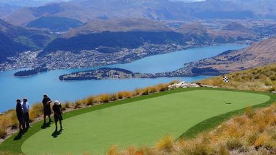 The par-3 course offers views of Lake Wakatipu and Queenstown. // © 2014 Over The Top – The Helicopter Company