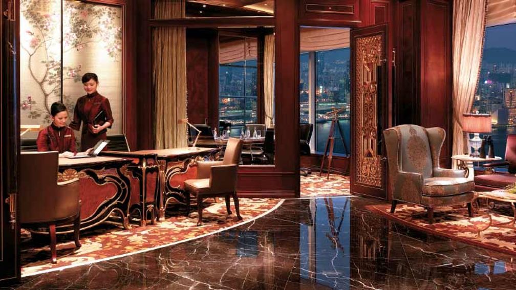 Island Shangri-La a more classic East-meets-West luxury. // © 2014 Shangri-La Hotels and Resorts 2