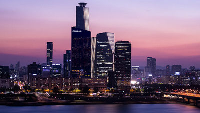The hotel offers breathtaking views of the city skyline. // © 2015 Conrad Seoul