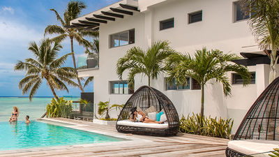 All Crystal Blue Lagoon Villas feature an infinity pool that opens out to Muri Lagoon. // © 2015 Crystal Blue Lagoon Villas