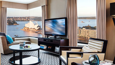 The property’s Full Harbour Junior Suite // © 2017 Four Seasons Hotel Sydney