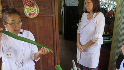 Tam Piyawadi Jantrupon, owner of Amita Thai Cooking Class, with students // © 2015 Lawrence Ferber 2